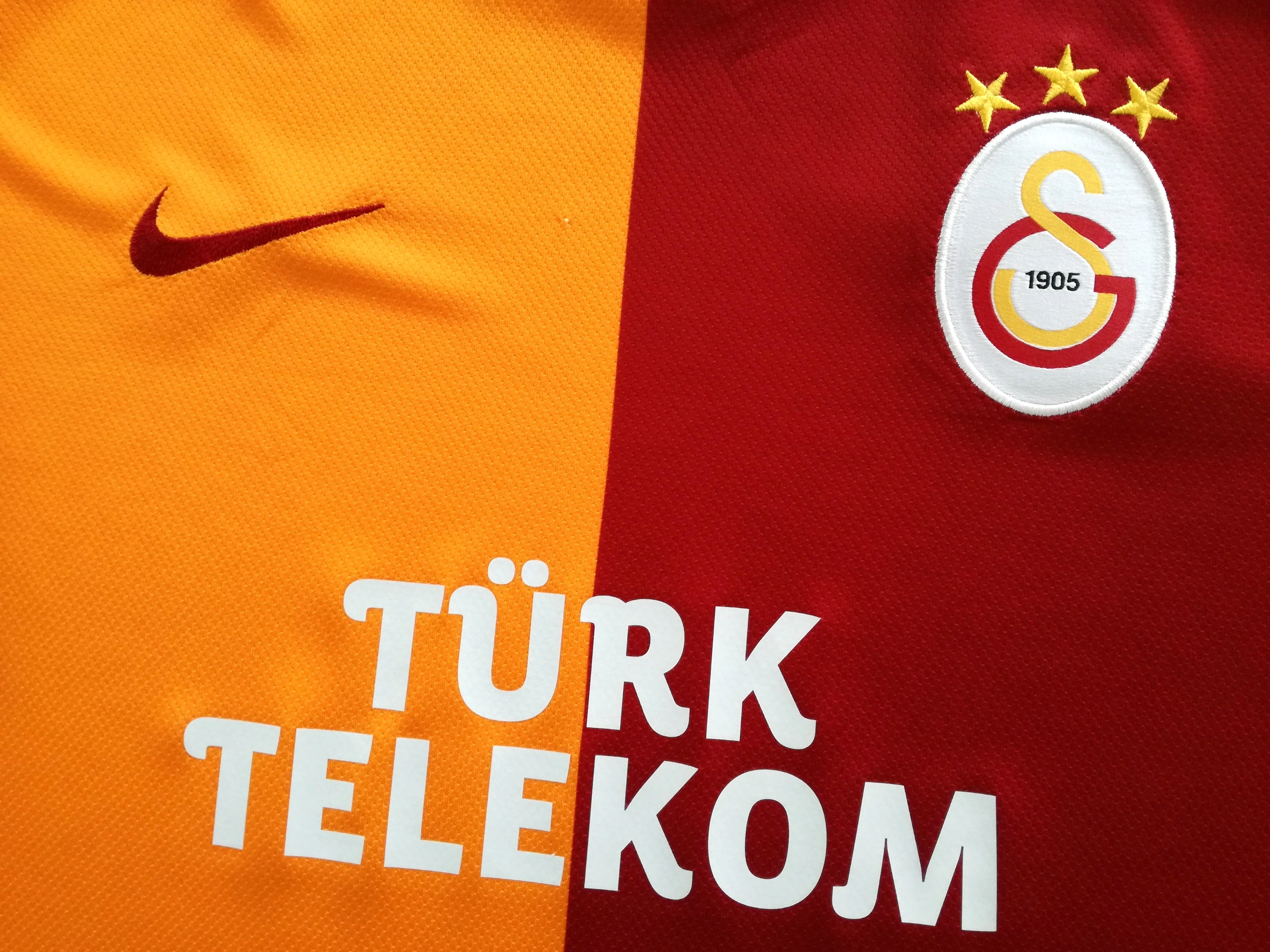 2013/14 Galatasaray Home Football Shirt (S) - Image 3