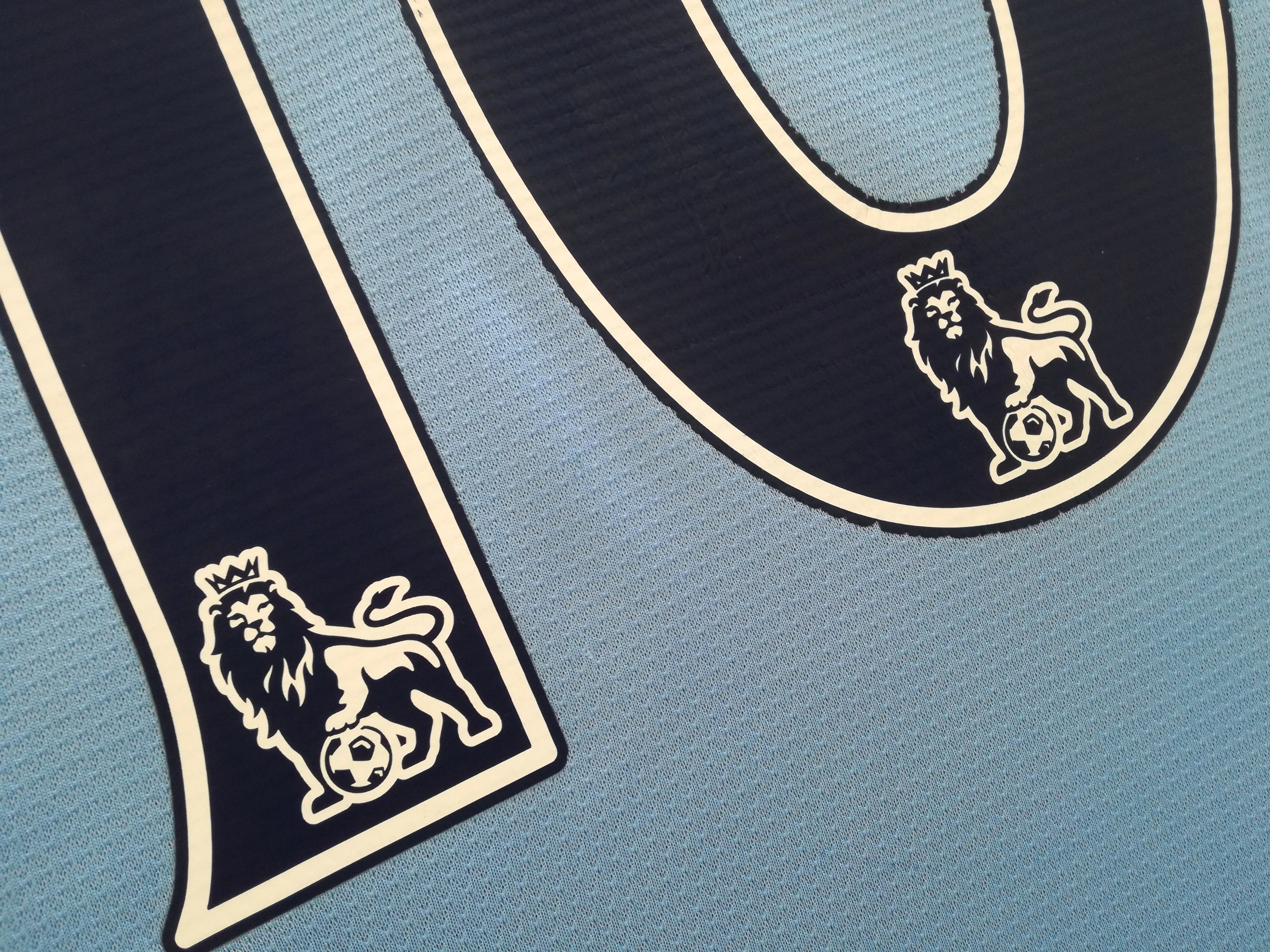 2013/14 Man City Home Premier League Football Shirt Kun Agüero #16 (S) - Image 12