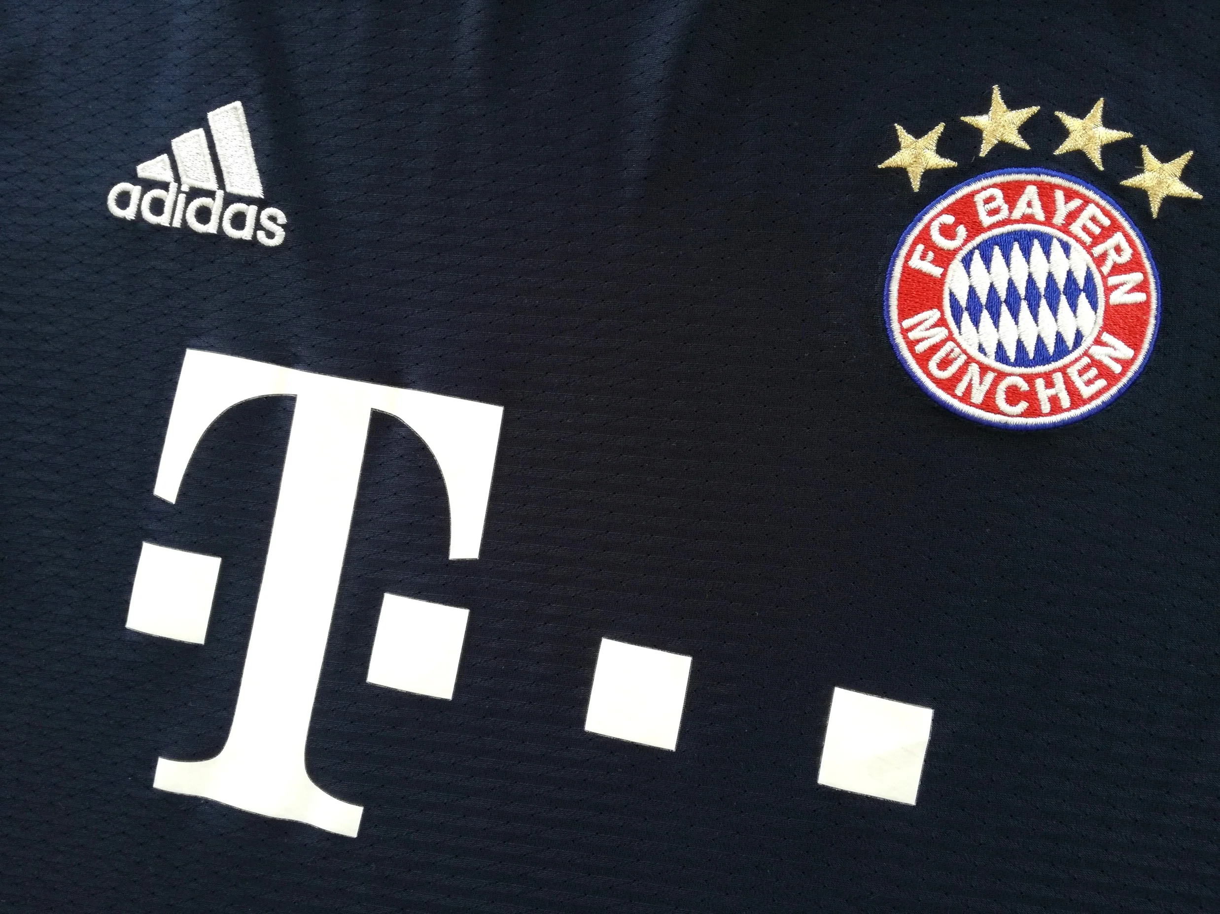2015/16 Bayern Munich 3rd Football Shirt (XL) - Image 3